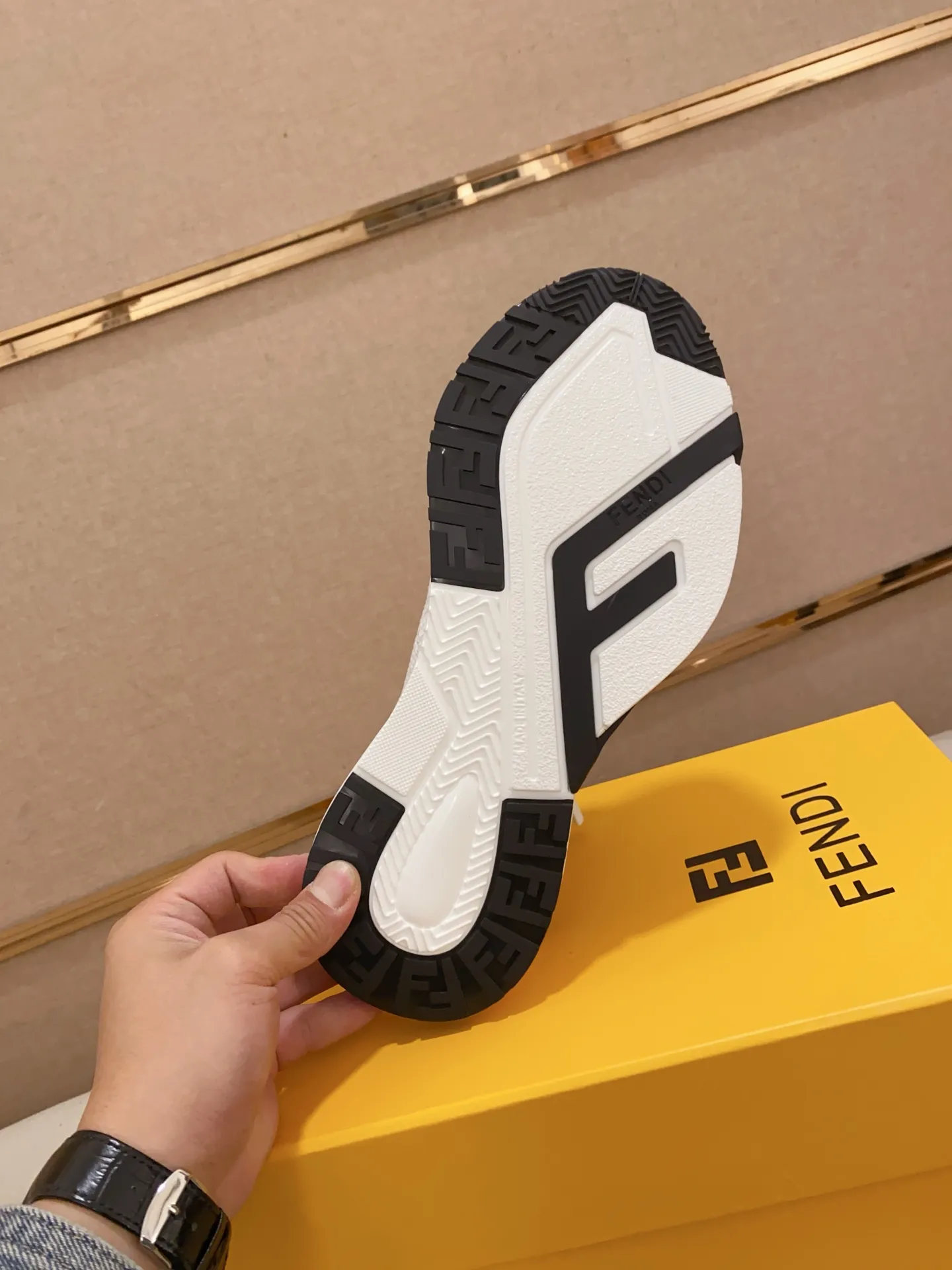 Men's shoes💰: 540💰(Higher version) [Fendi] Fendi's latest casual shoes for men! Available at counters simultaneously! A one-to-one replica of the original. Made entirely of imported top-grain calfskin, the interior is made of top-grain water-dyed cowhide, and the original factory-supplied rubber outsole. Leading new fashion concepts. Matching code: 38-44. 45 can be customized and non-returnable!